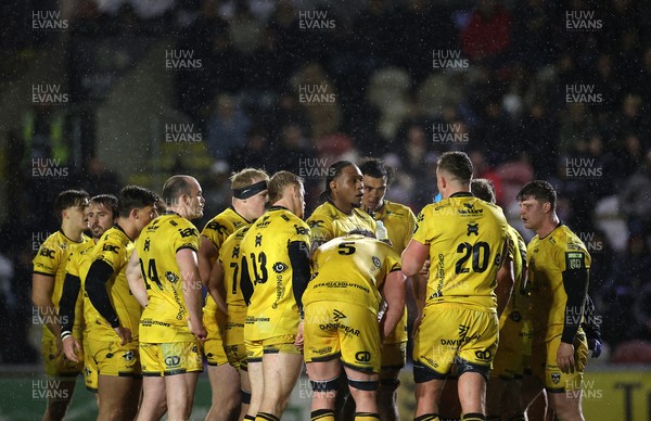 281125 - Dragons RFC v Leinster - United Rugby Championship - Dragons huddle during the game