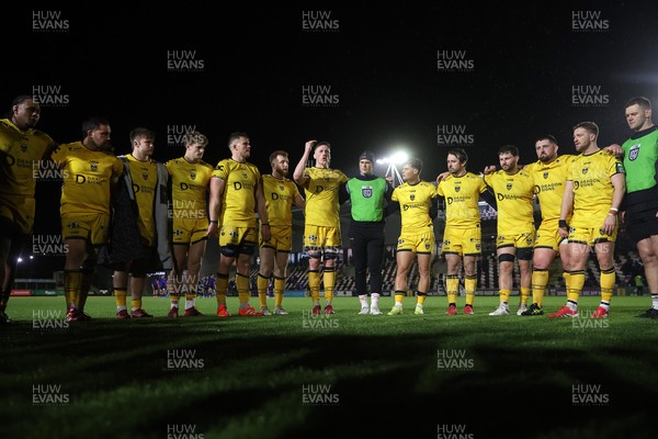 281125 - Dragons RFC v Leinster - United Rugby Championship - Dragons team huddle at full time