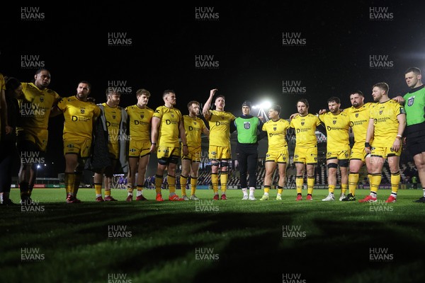 281125 - Dragons RFC v Leinster - United Rugby Championship - Dragons team huddle at full time