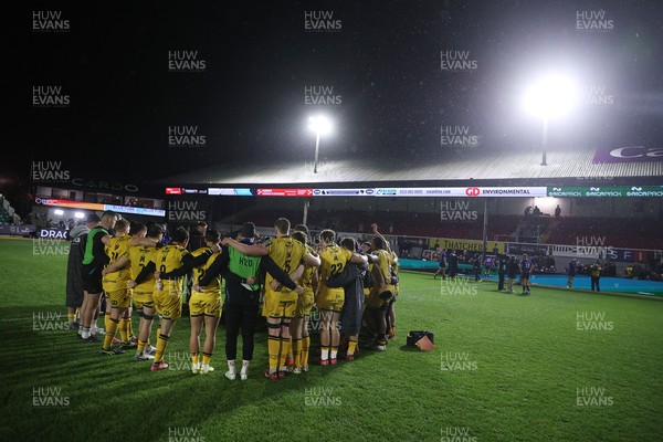 281125 - Dragons RFC v Leinster - United Rugby Championship - Dragons team huddle at full time