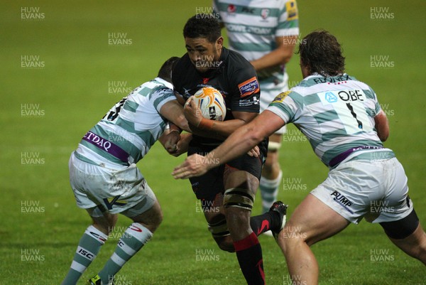 170812 - Newport Gwent Dragons v London Irish, Pre-season Friendly - Dragons Toby Faletau takes on London Irish's Darren Allinson and London Irish's Max Lahiff