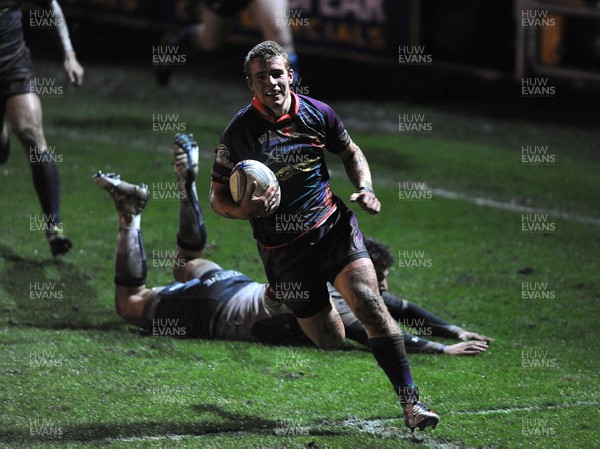 161212 - Newport-Gwent Dragons v Mogliano - Amlin Challenge Cup -Jonathan Evans of Newport-Gwent Dragons runs in to score try