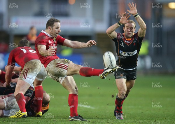 061215 - Newport Gwent Dragons v Munster, Guinness PRO12 - Sarel Pretorius of Newport Gwent Dragons looks to charge down the kick from Tomas O'Leary of Munster