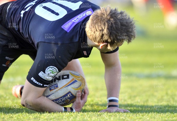 190413 - Newport Gwent Dragons v Munster - RaboDirect PRO12 -  Dragons Steffan Jones scores 