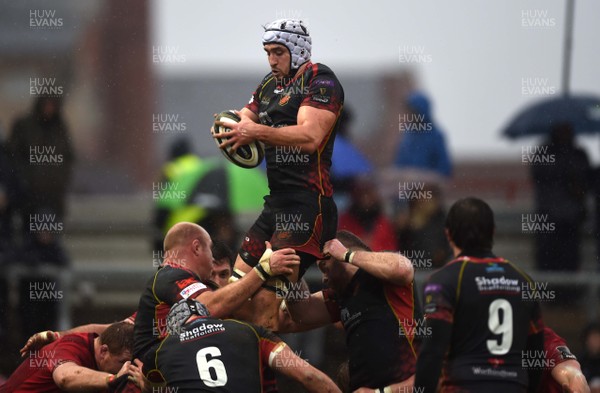 260119 - Dragons v Munster - Guinness PRO14 - Ollie Griffiths of Dragons takes line out ball