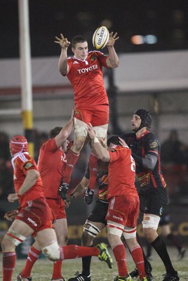 26.11.10...Newport Gwent Dragons v Munster, Magners League -  Munster's Tommy O'Donnell takes lineout ball 