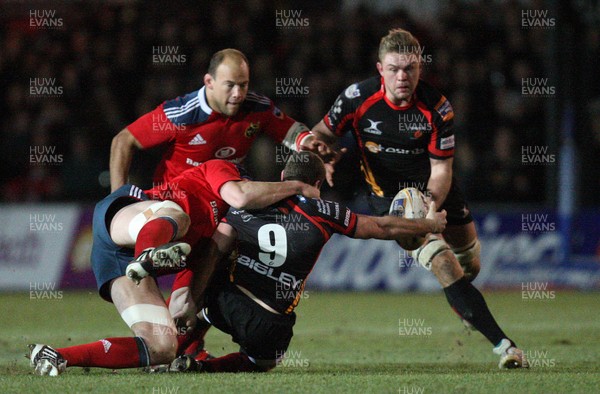 291113 - Newport Gwent Dragons v Munster, RaboDirect PRO12 - Dragons Richie Rees off loads to Dragons Lewis Evans