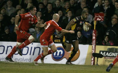 06.02.10 Dragons v Munster... Dragons' Aled Brew   scores try. 