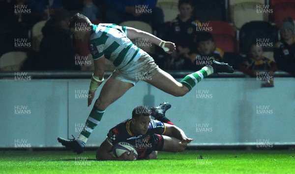 151217 - Dragons v Newcastle Falcons - European Rugby Challenge Cup - Ashton Hewitt of Dragons runs in to score try