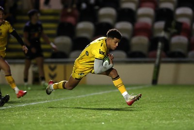 160126 - Dragons v Newcastle Red Bulls - European Rugby Challenge Cup - Rio Dyer of Dragons runs in to score a try