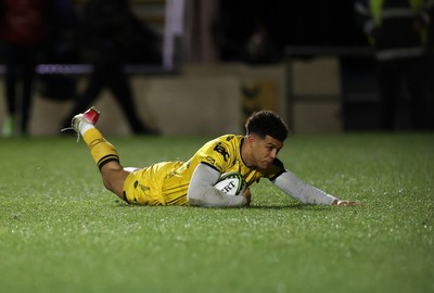 160126 - Dragons v Newcastle Red Bulls - European Rugby Challenge Cup - Rio Dyer of Dragons runs in to score a try