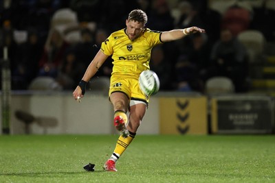 160126 - Dragons v Newcastle Red Bulls - European Rugby Challenge Cup - Angus O�Brien of Dragons kicks the conversion
