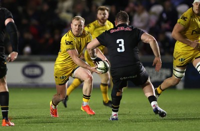 160126 - Dragons v Newcastle Red Bulls - European Rugby Challenge Cup - Tinus de Beer of Dragons is challenged by Richard Palframan of Newcastle 