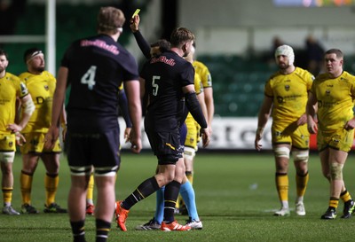 160126 - Dragons v Newcastle Red Bulls - European Rugby Challenge Cup - Jami Hodgson of Newcastle is given a yellow card by Referee Christopher Allison 
