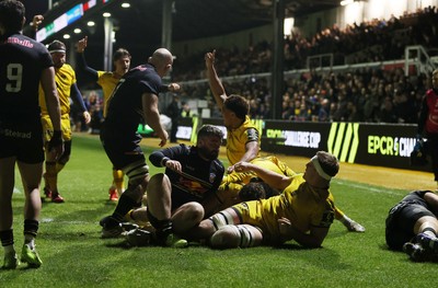 160126 - Dragons v Newcastle Red Bulls - European Rugby Challenge Cup - Brodie Coghlan of Dragons scores a try