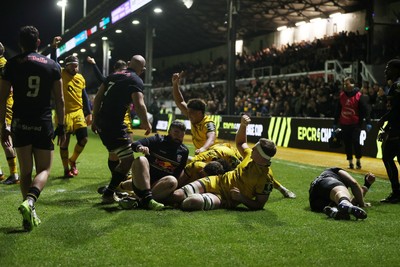 160126 - Dragons v Newcastle Red Bulls - European Rugby Challenge Cup - Brodie Coghlan of Dragons scores a try