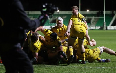 160126 - Dragons v Newcastle Red Bulls - European Rugby Challenge Cup - Dragons celebrate being awarded a penalty try