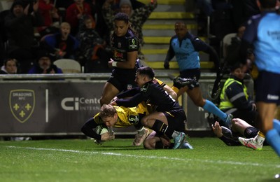 160126 - Dragons v Newcastle Red Bulls - European Rugby Challenge Cup - David Richards of Dragons scores a try