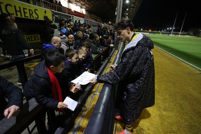 160126 - Dragons v Newcastle Red Bulls - European Rugby Challenge Cup - Che Hope of Dragons with fans at full time