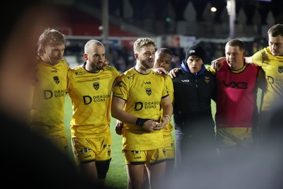 160126 - Dragons v Newcastle Red Bulls - European Rugby Challenge Cup - Angus O�Brien of Dragons speaks in the team huddle