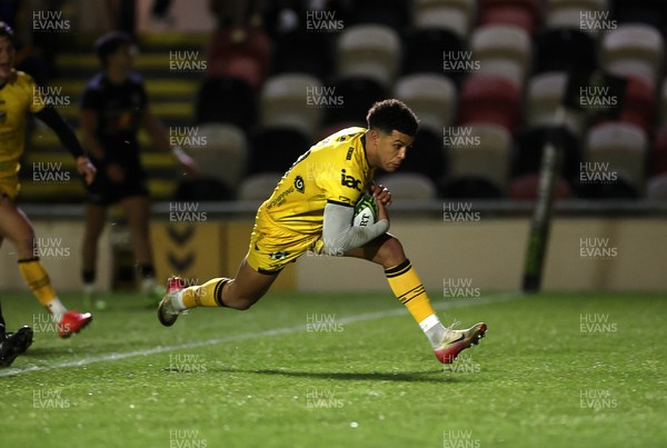 160126 - Dragons v Newcastle Red Bulls - European Rugby Challenge Cup - Rio Dyer of Dragons runs in to score a try