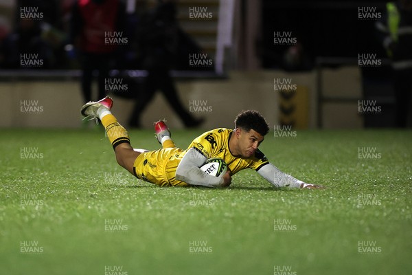 160126 - Dragons v Newcastle Red Bulls - European Rugby Challenge Cup - Rio Dyer of Dragons runs in to score a try