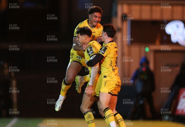 160126 - Dragons v Newcastle Red Bulls - European Rugby Challenge Cup - Rio Dyer of Dragons celebrates scoring a try with team mates