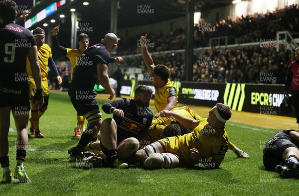 160126 - Dragons v Newcastle Red Bulls - European Rugby Challenge Cup - Brodie Coghlan of Dragons scores a try