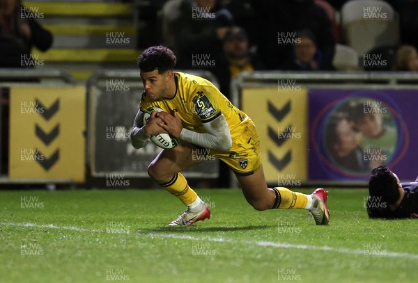 160126 - Dragons v Newcastle Red Bulls - European Rugby Challenge Cup - Rio Dyer of Dragons runs in to score a try