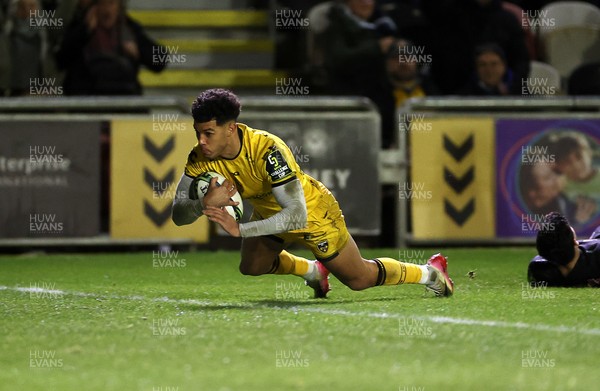 160126 - Dragons v Newcastle Red Bulls - European Rugby Challenge Cup - Rio Dyer of Dragons runs in to score a try