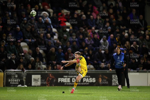 160126 - Dragons v Newcastle Red Bulls - European Rugby Challenge Cup - Angus O�Brien of Dragons kicks the conversion