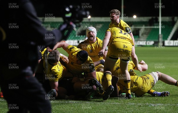 160126 - Dragons v Newcastle Red Bulls - European Rugby Challenge Cup - Dragons celebrate being awarded a penalty try