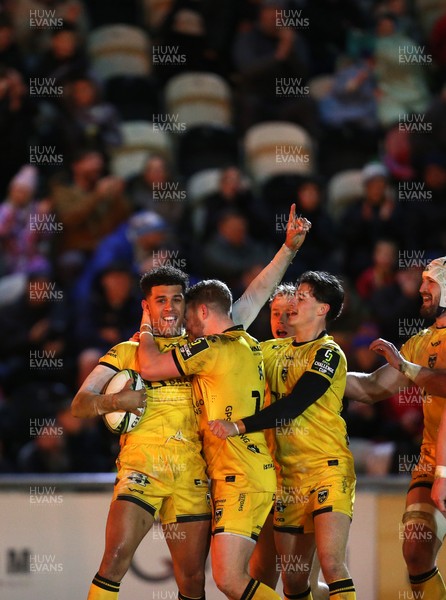 160126 - Dragons v Newcastle Red Bulls - European Rugby Challenge Cup - Rio Dyer of Dragons celebrates scoring a try with team mates