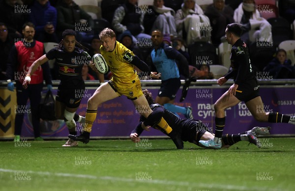 160126 - Dragons v Newcastle Red Bulls - European Rugby Challenge Cup - David Richards of Dragons scores a try
