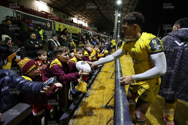 160126 - Dragons v Newcastle Red Bulls - European Rugby Challenge Cup - Rio Dyer of Dragons with fans at full time