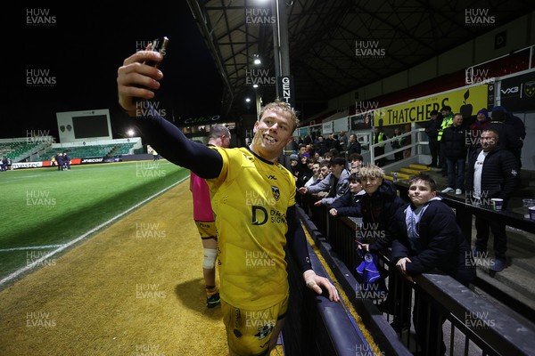 160126 - Dragons v Newcastle Red Bulls - European Rugby Challenge Cup - David Richards of Dragons with fans at full time