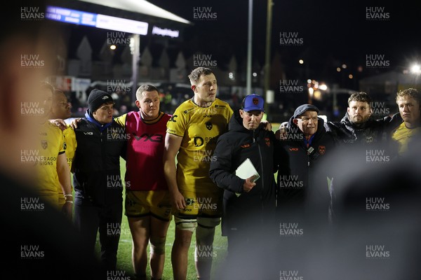160126 - Dragons v Newcastle Red Bulls - European Rugby Challenge Cup - Ben Carter of Dragons speaks in the team huddle