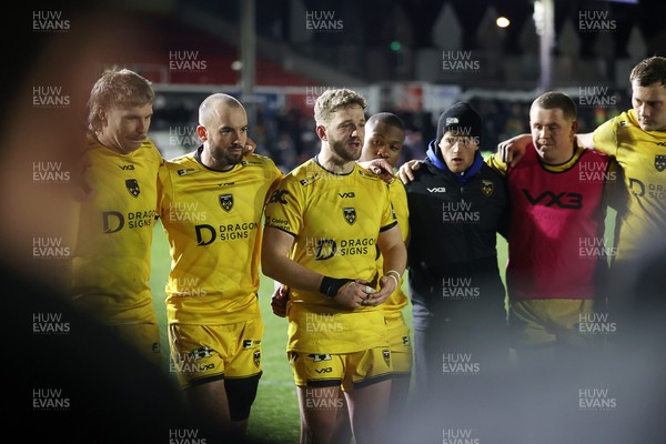 160126 - Dragons v Newcastle Red Bulls - European Rugby Challenge Cup - Angus O�Brien of Dragons speaks in the team huddle