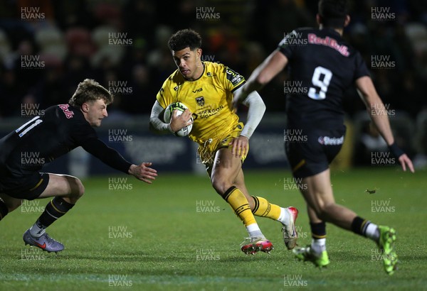 160126 - Dragons v Newcastle Red Bulls - European Rugby Challenge Cup - Rio Dyer of Dragons is challenged by Simon Benitez Cruz of Newcastle 