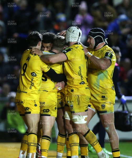 160126 - Dragons v Newcastle Red Bulls - European Rugby Challenge Cup - Rio Dyer of Dragons celebrates scoring a try with team mates
