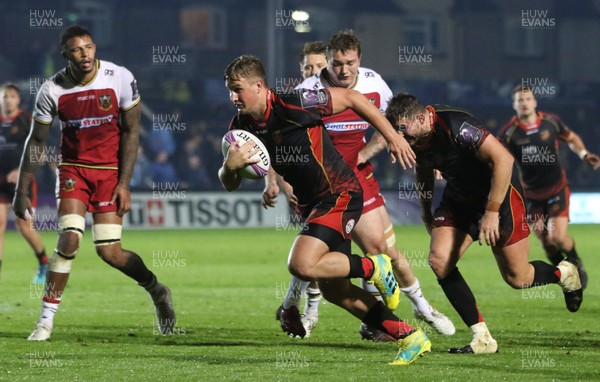 191018 - Dragons v Northampton Saints, European Challenge Cup - Jarryd Sage of Dragons races in to score try