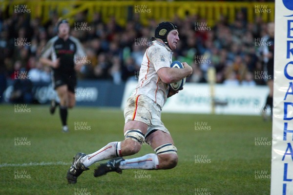 010106Newport Gwent Dragons v Ospreys Dragons Ian Gough breaks away to score try  