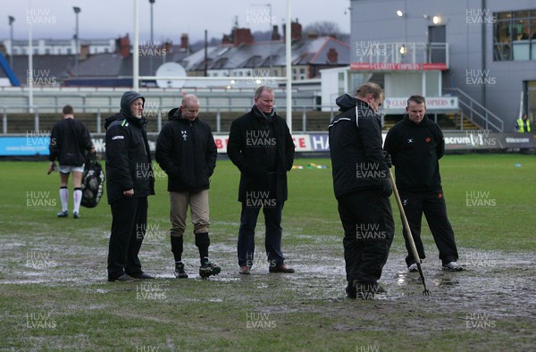 010117 - Newport Gwent Dragons v Ospreys - GuinnessPro12 -  Head coach of Ospreys Steve Tandy(L) and Dragons Kingsley Jones(R) inspect the pitch by Huw Evans Agency