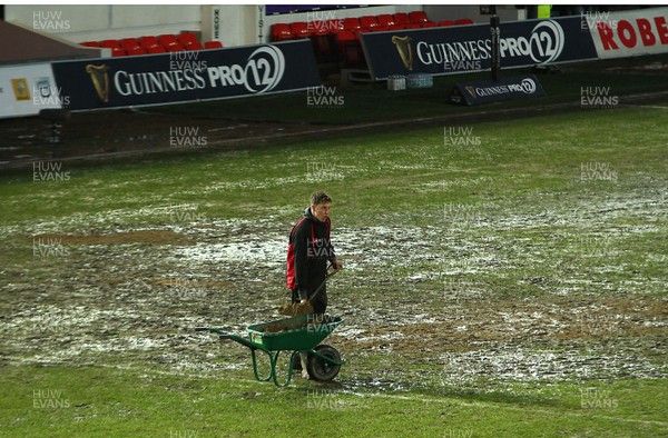 010117 - Newport Gwent Dragons v Ospreys - GuinnessPro12 -  Players of Ospreys and Dragons warm up as Ground Staff work tirelessly to make the pitch playable by Huw Evans Agency