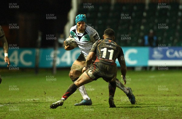 010117 - Newport Gwent Dragons v Ospreys - GuinnessPro12 -  Justin Tipuric of Ospreys takes on Ashton Hewitt of Dragons by Huw Evans Agency