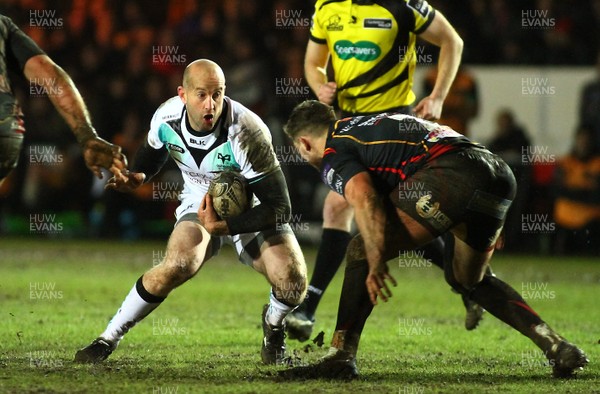 010117 - Newport Gwent Dragons v Ospreys - GuinnessPro12 -  Brendon Leonard of Ospreys takes on Elliot Dee of Dragons by Huw Evans Agency