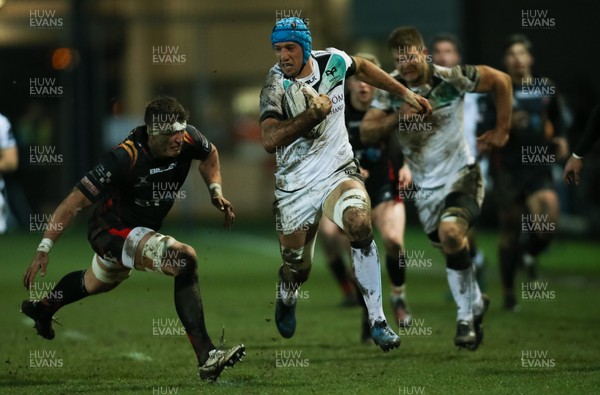 010117 - Newport Gwent Dragons v Ospreys, Guinness PRO12 - Justin Tipuric of Ospreys races away to score try by Gareth Everett