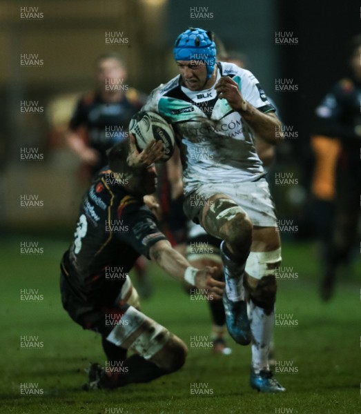 010117 - Newport Gwent Dragons v Ospreys, Guinness PRO12 - Justin Tipuric of Ospreys races away to score try by Gareth Everett