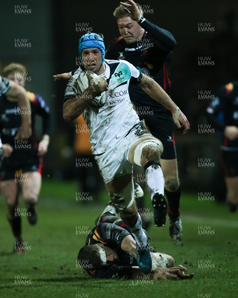 010117 - Newport Gwent Dragons v Ospreys, Guinness PRO12 - Justin Tipuric of Ospreys races away to score try by Gareth Everett