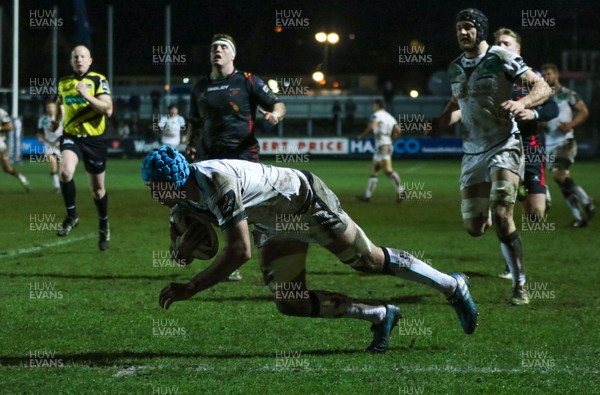 010117 - Newport Gwent Dragons v Ospreys, Guinness PRO12 - Justin Tipuric of Ospreys dives in to score try by Gareth Everett